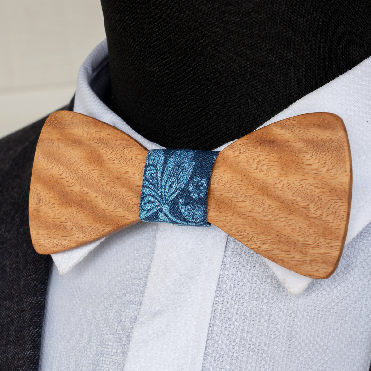 Stringybark magnetic wooden bowtie with blue paisley centre - view 2